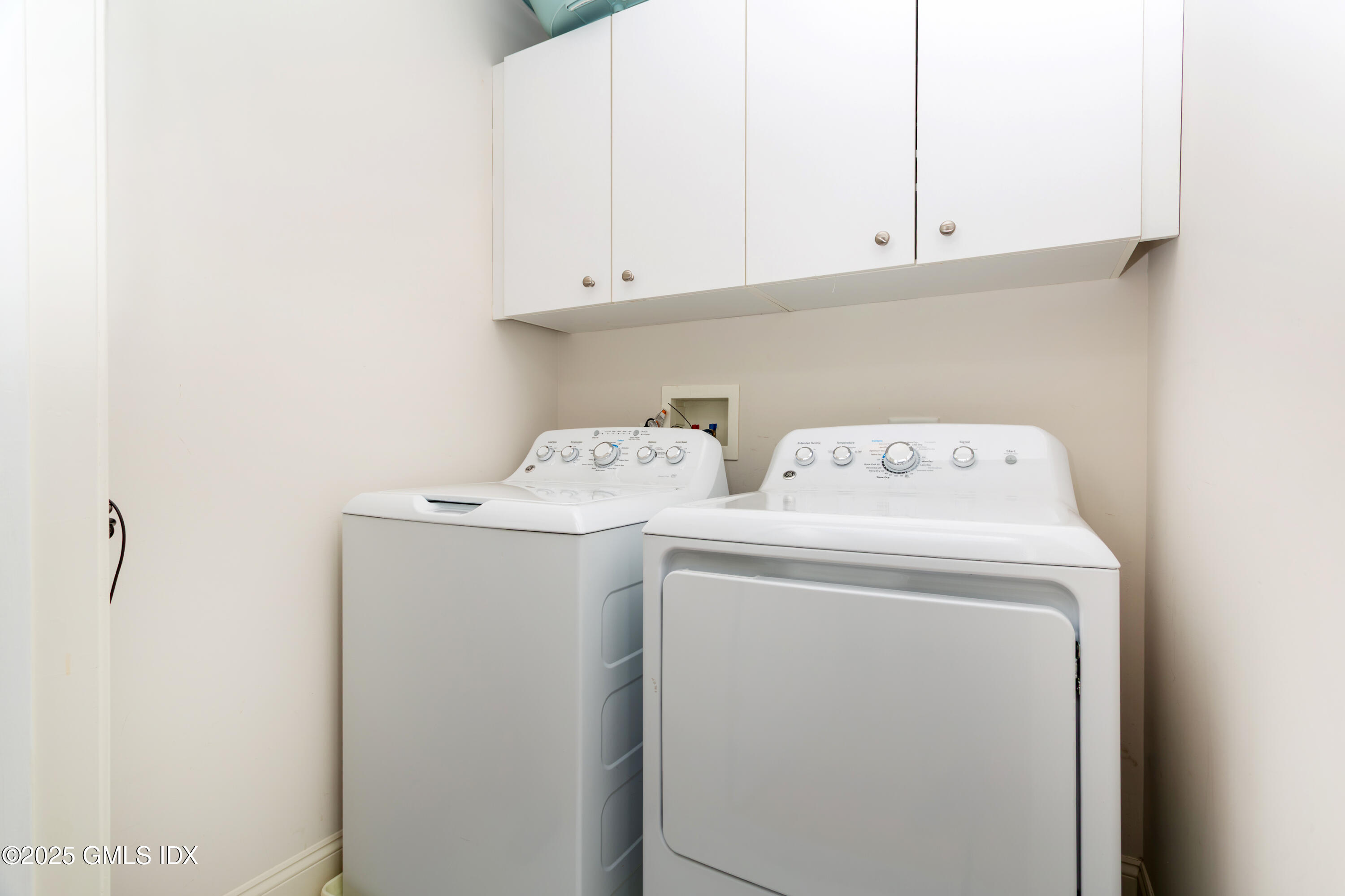 105 Hamilton Avenue, Unit 9 Greenwich, CT 06830 - Photo 15 of 20 a utility room with dryer and washer