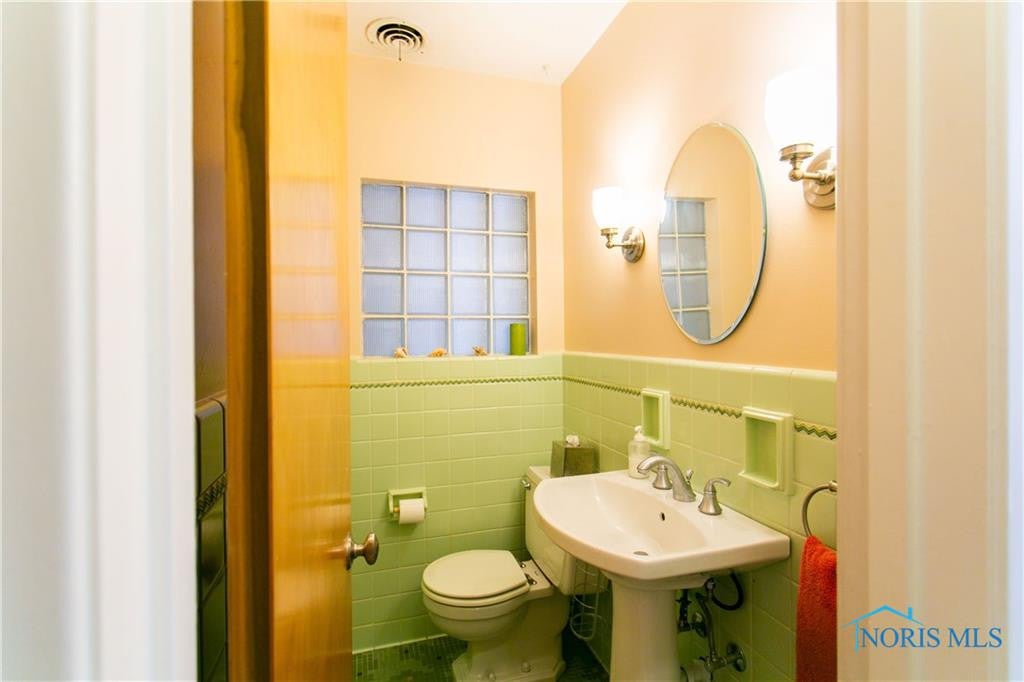 2435 Goddard Road Toledo, OH 43606 - Photo 16 of 35 1ST FLOOR HALF BATH
