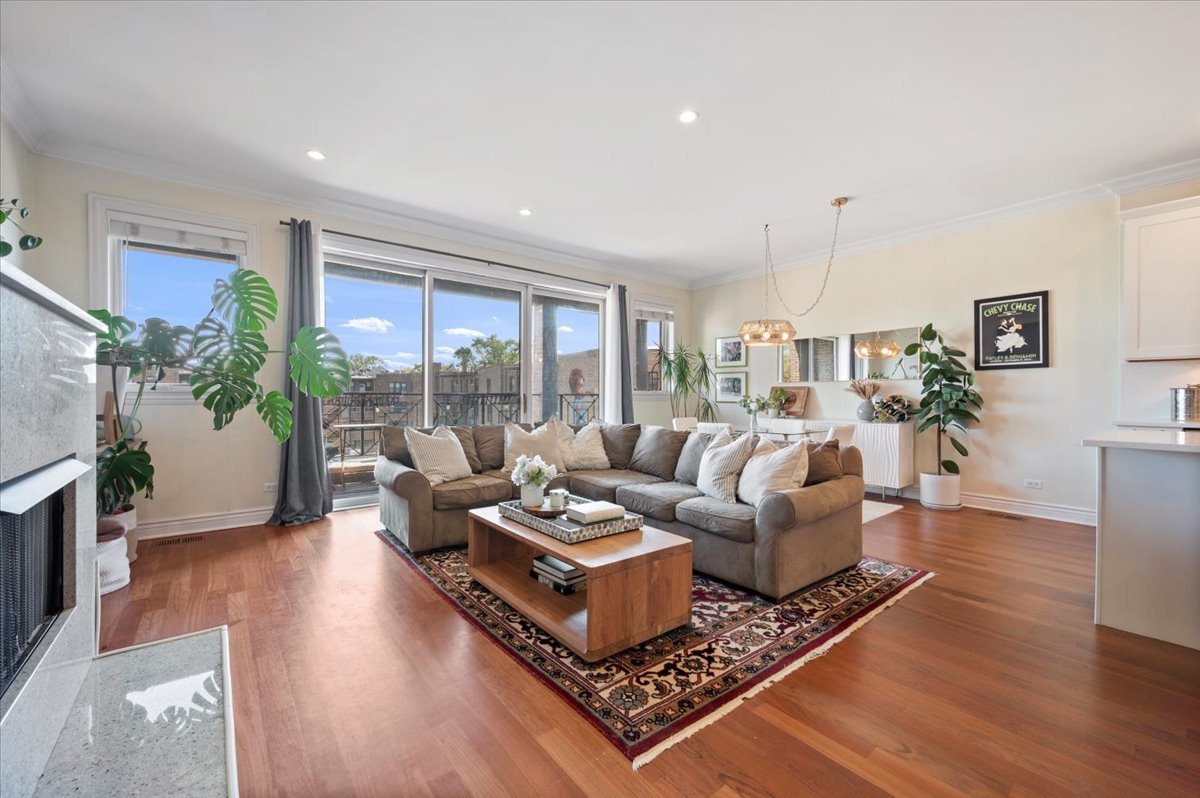 1426 West Irving Park Road, Unit 3 Chicago, IL 60613 - Photo 4 of 22 Gallery Image 4