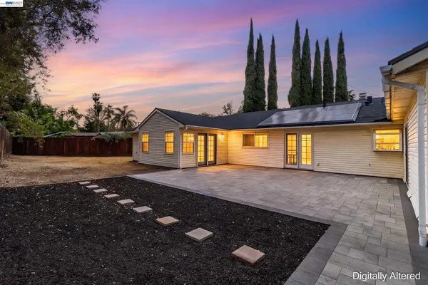 a view of a house with backyard