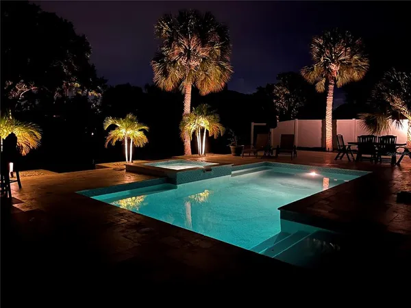 a view of entryway and kitchen