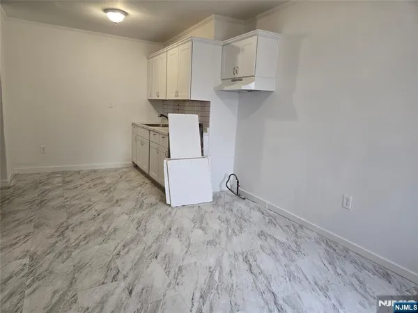 $1,950 | 232 Stuyvesant Avenue, Unit 1ST FLOOR RE, Lyndhurst, NJ 07071