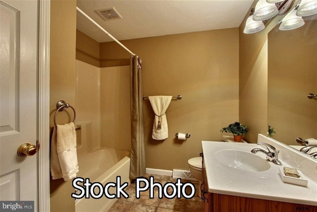 343 Tri Hill Road York, PA 17403 - Photo 2 of 11 Gallery Image 2
