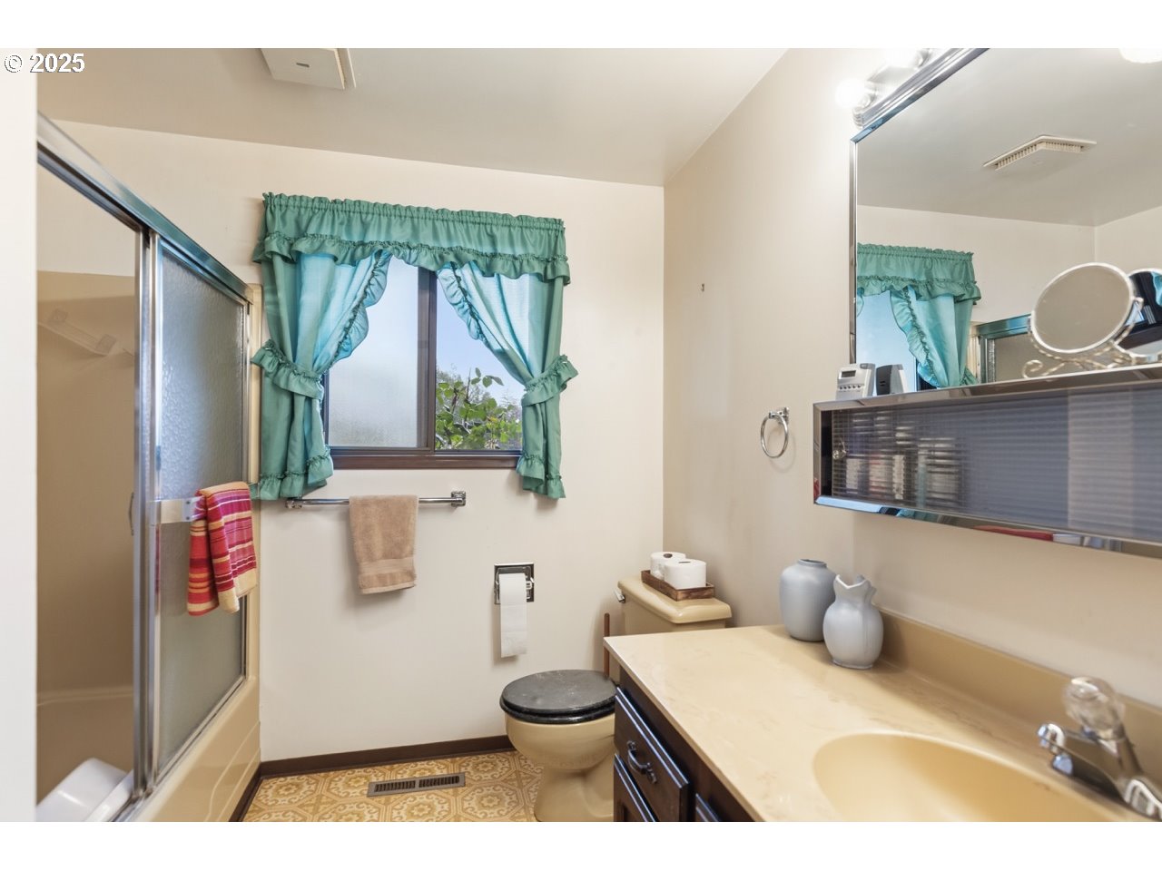 2100 Boyer Road Riddle, OR 97469 - Photo 14 of 33 a bathroom with a sink toilet and a mirror