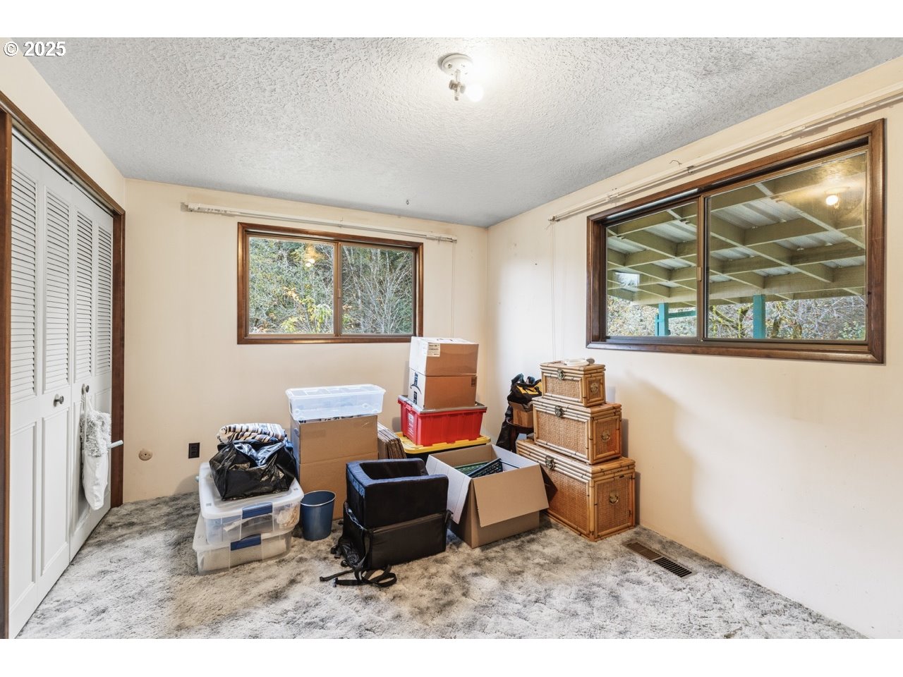2100 Boyer Road Riddle, OR 97469 - Photo 15 of 33 a living room with furniture and a window