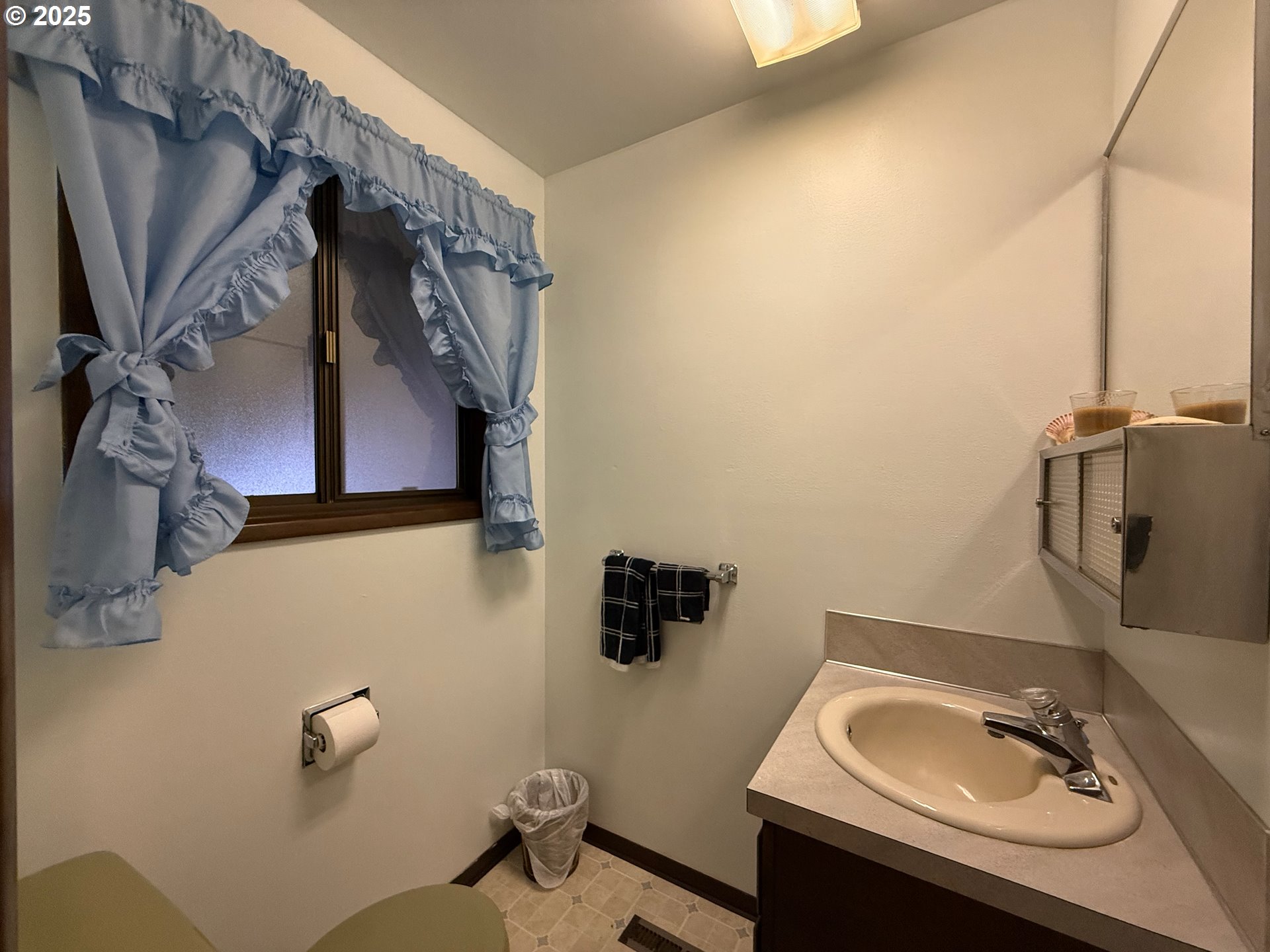 2100 Boyer Road Riddle, OR 97469 - Photo 17 of 33 a bathroom with a sink and a toilet