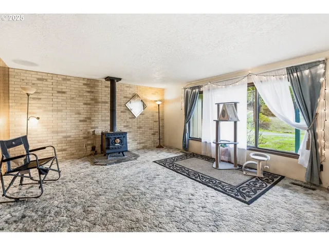 a view of an entryway with workspace