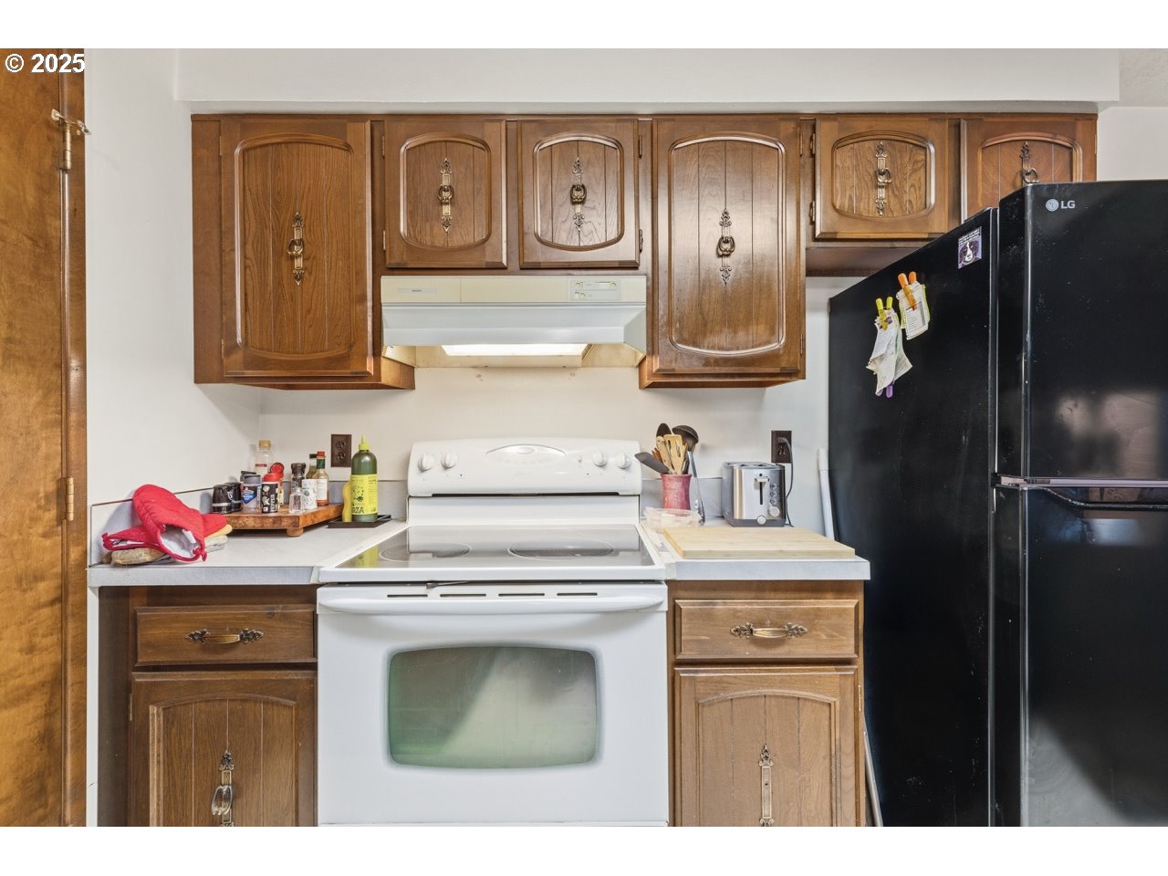 2100 Boyer Road Riddle, OR 97469 - Photo 10 of 33 a kitchen with stainless steel appliances granite countertop a refrigerator and a stove
