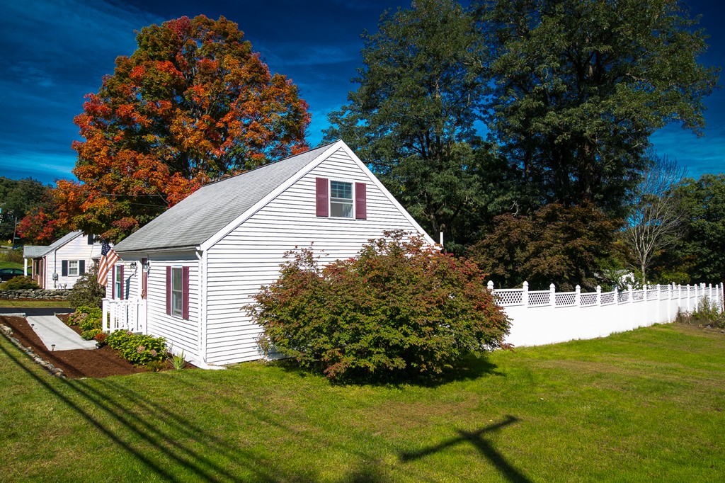 103 North Road Chelmsford, MA 01824 - Photo 4 of 29 a view of a house with backyard and garden