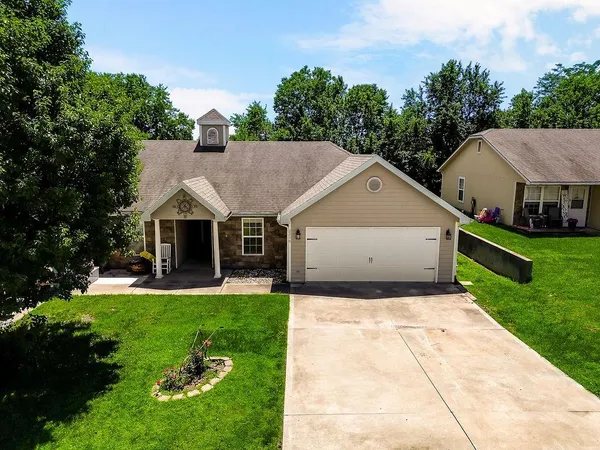 $250,000 | 2210 Sycamore Street, Tonganoxie, KS 66086