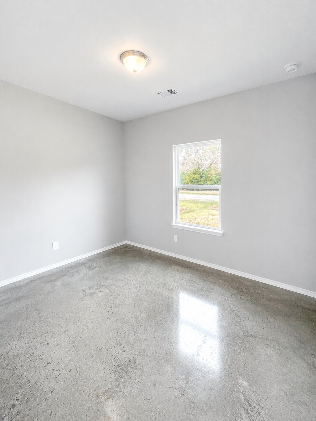 6 Greenway Drive Trinity, TX 75862 - Photo 19 of 27 an empty room with windows