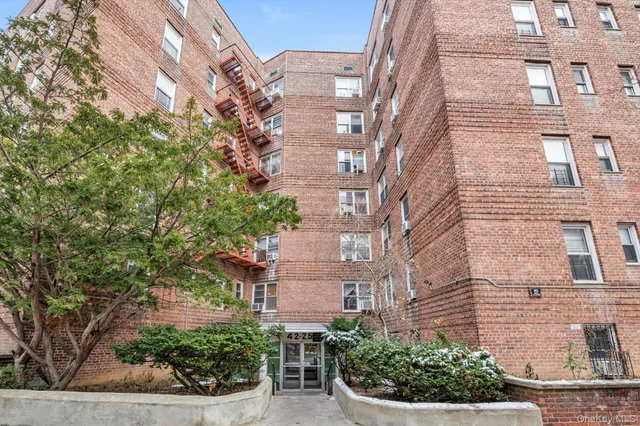 $525,000 | 42-25 80th Street, Unit 3D | Elmhurst