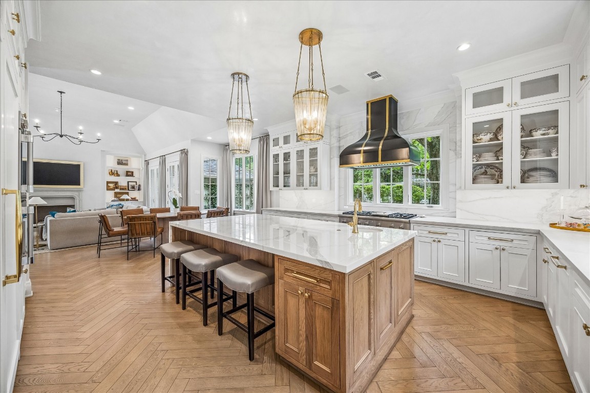 620 Hedwig Road Hunters Creek Village, TX 77024 - Photo 15 of 47 Thoughtfully designed kitchen with bespoke cabinetry, expansive island seating and views to the professionally manicured grounds.