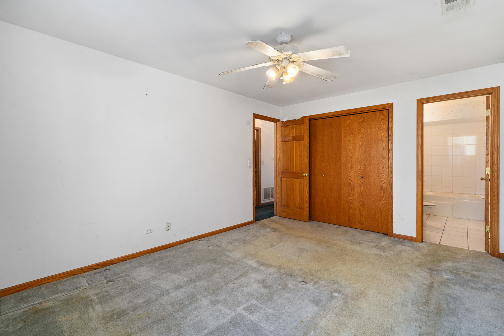 5242 West 79th Street, Unit 3D Burbank, IL 60459 - Photo 14 of 26 a view of an empty room with a chandelier fan