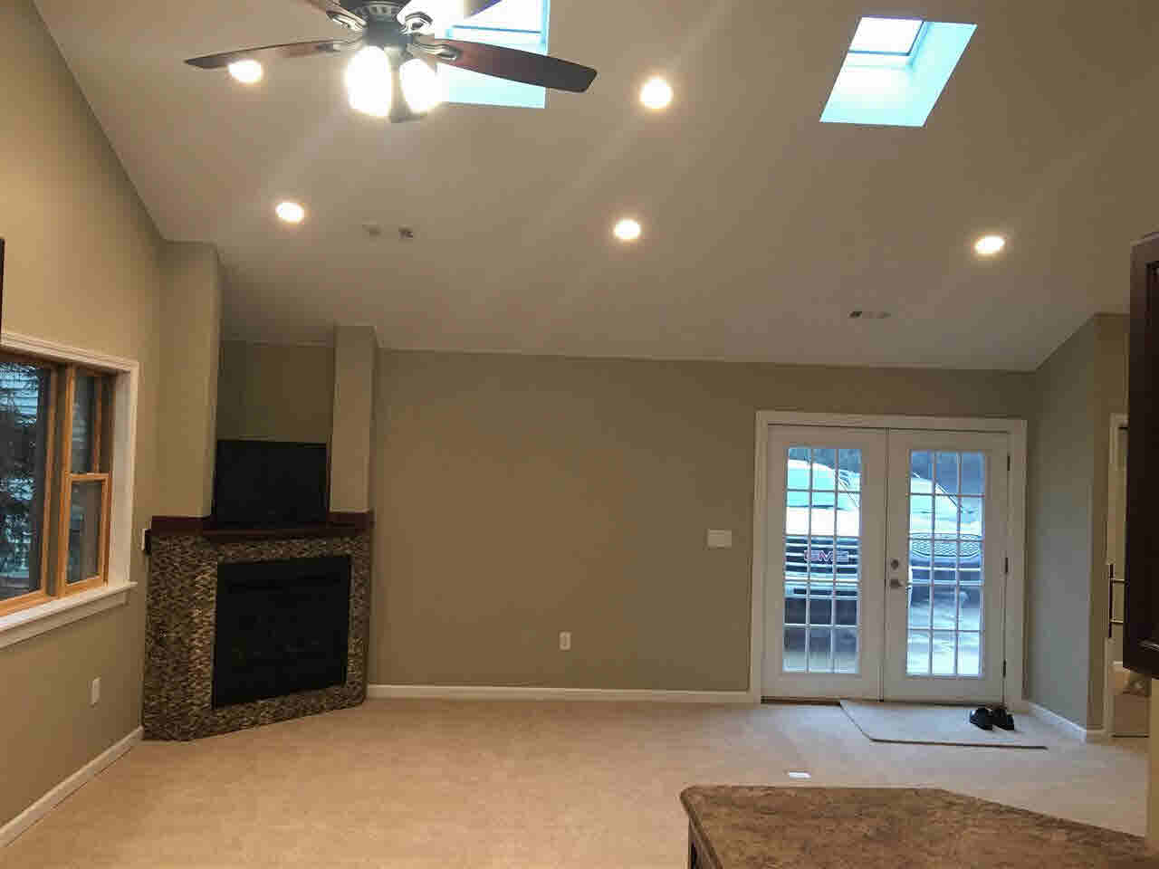 8077 North McKinley Road Flushing, MI 48433 - Photo 32 of 58 Suite Living/ Dining Area