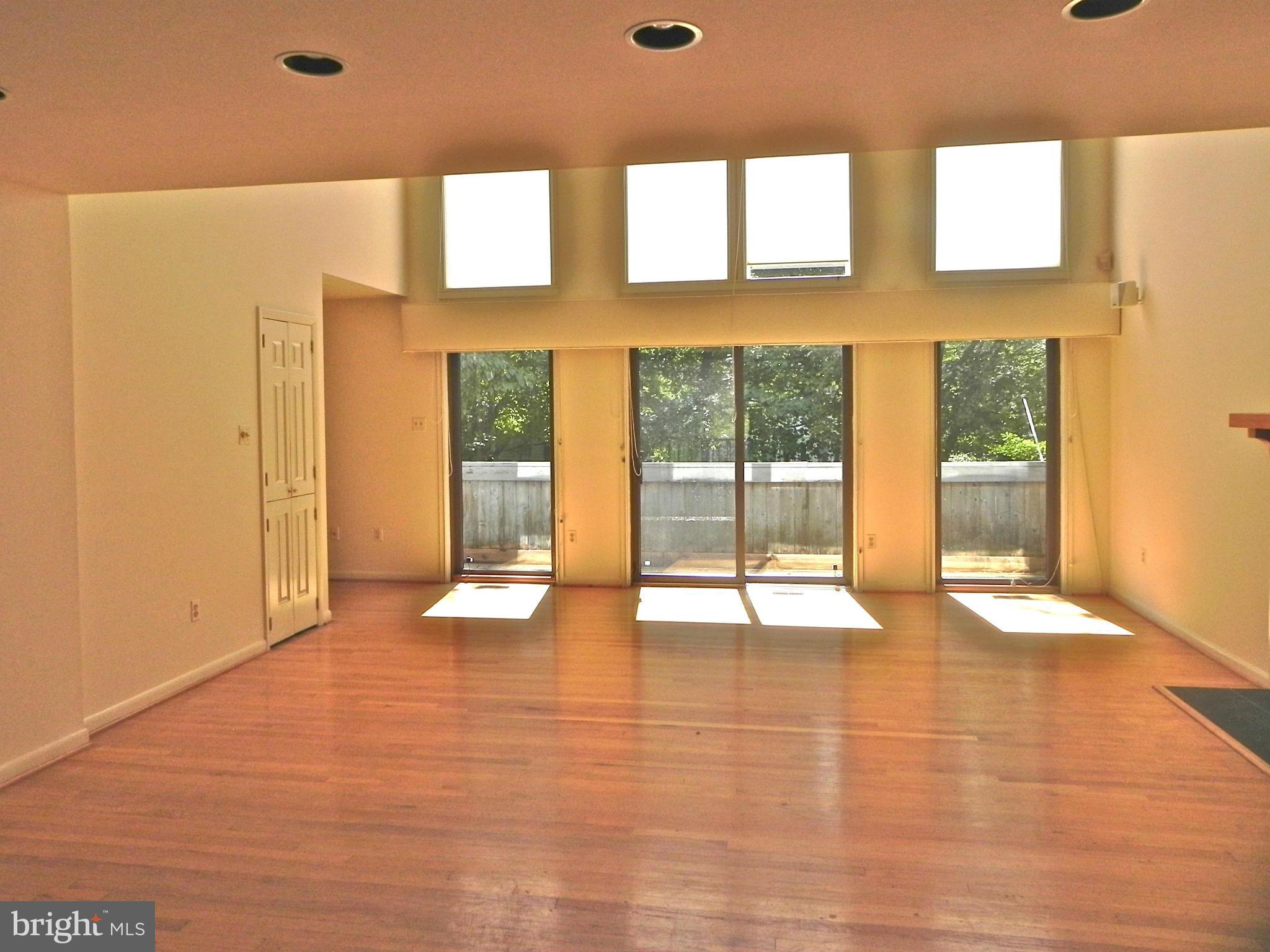4 Elmwood Road Baltimore, MD 21210 - Photo 7 of 29 Living Room