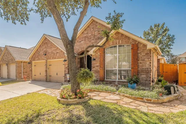 a view of a house in the yard