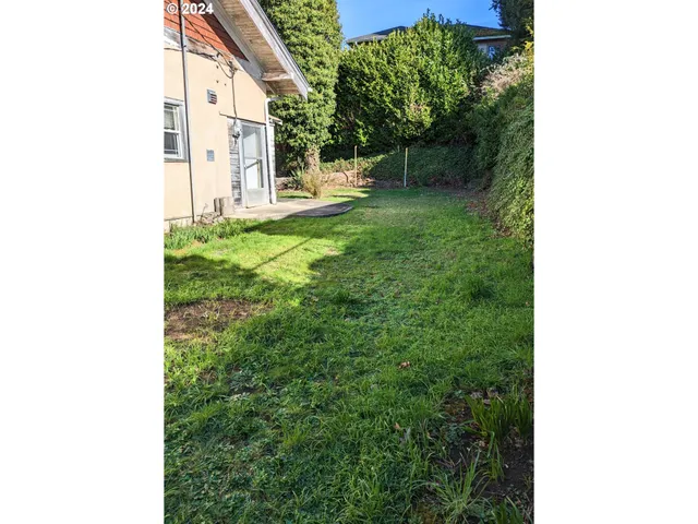 a view of a house with a backyard
