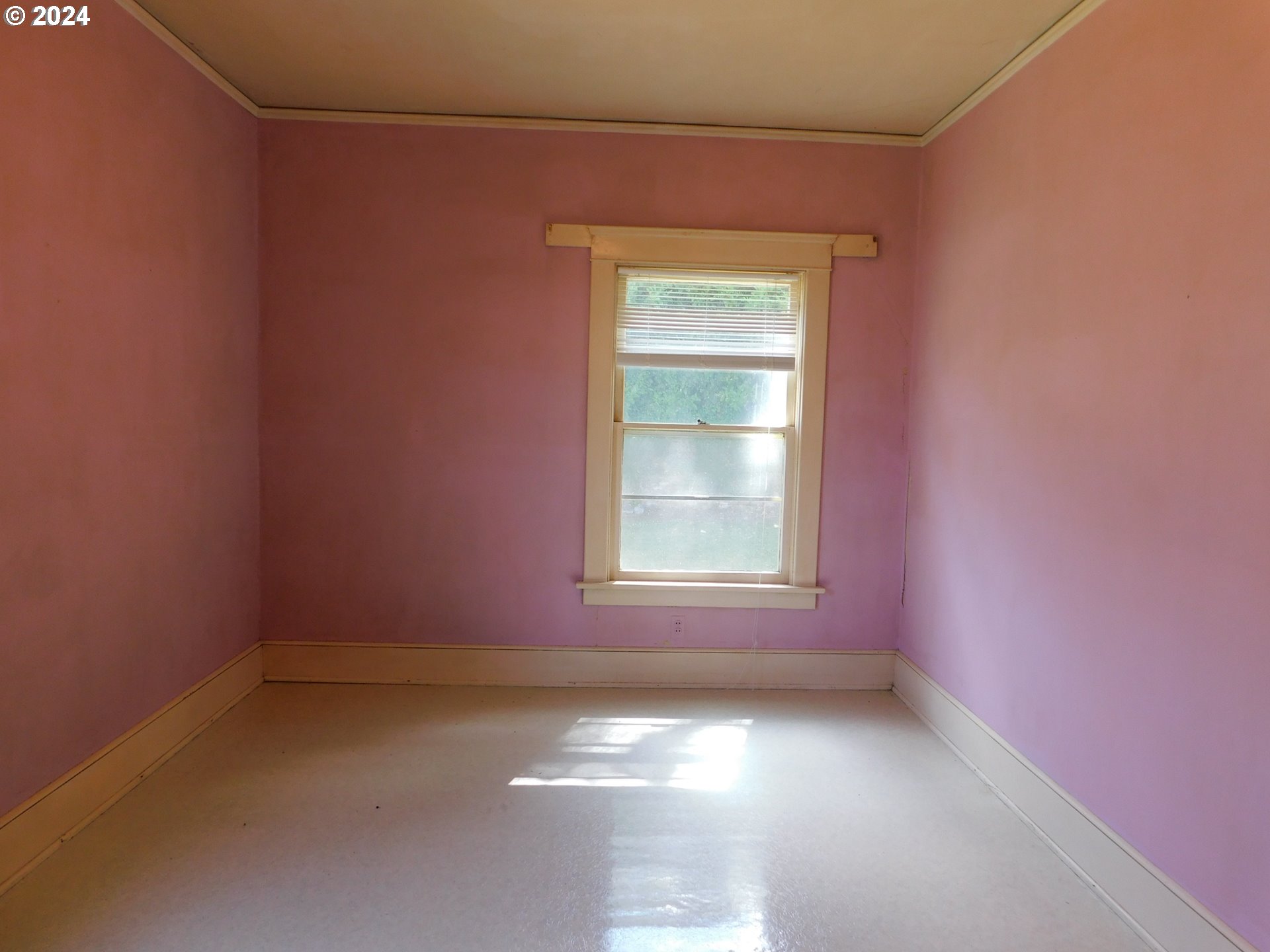 150 North Dean Street Coquille, OR 97423 - Photo 29 of 47 an empty room with a window