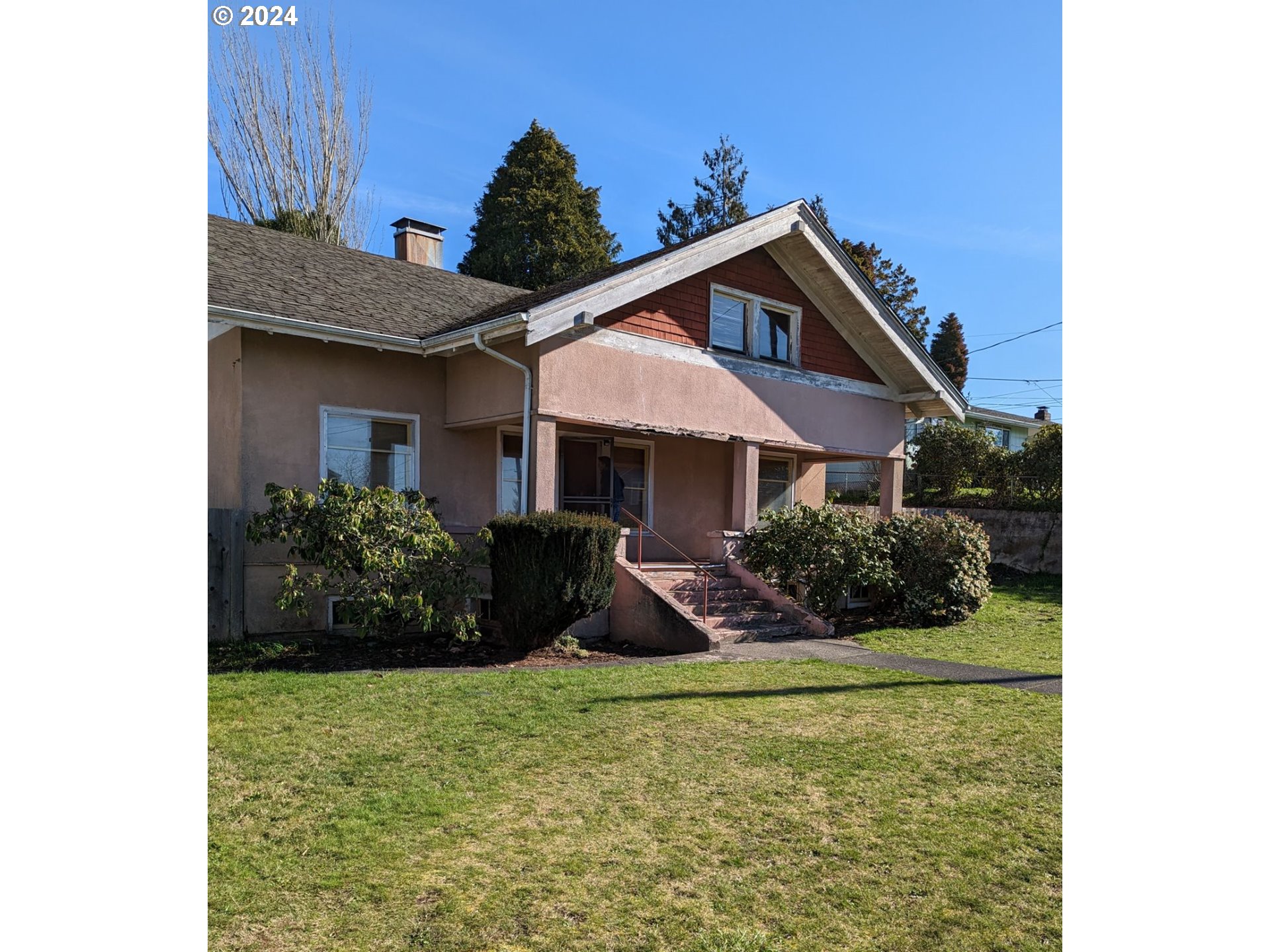 150 North Dean Street Coquille, OR 97423 - Photo 4 of 47 a front view of a house with garden
