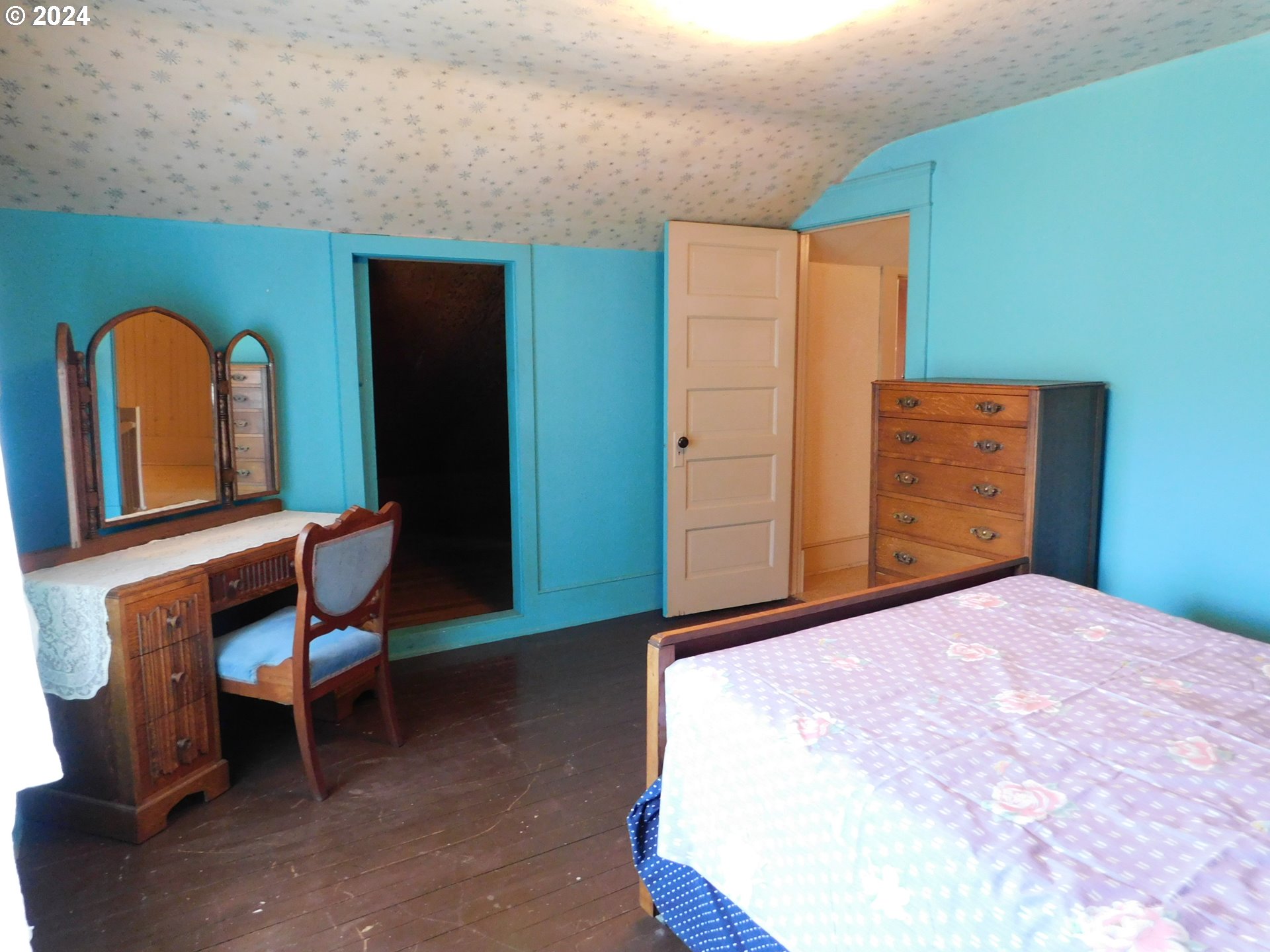 150 North Dean Street Coquille, OR 97423 - Photo 42 of 47 a bedroom with a bed and a dresser