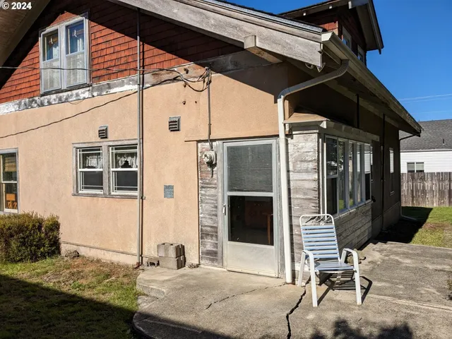 a view of backyard of the house