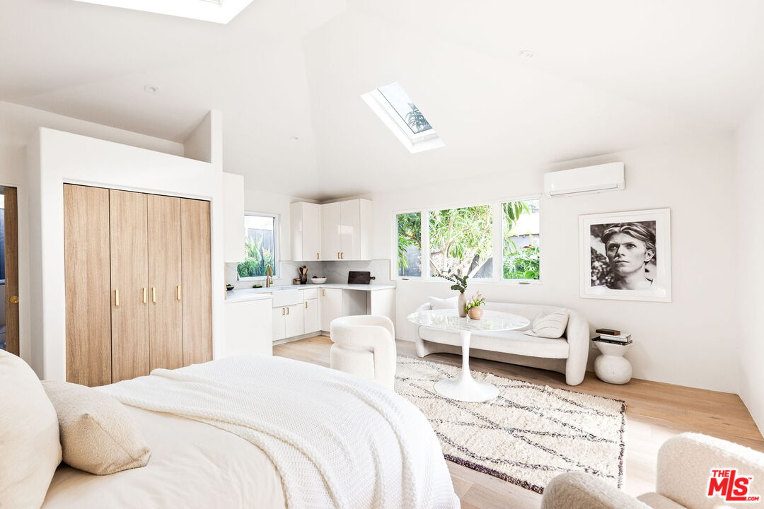 857 Rose Avenue Venice, CA 90291 - Photo 25 of 32 a bedroom with a bed and a large window