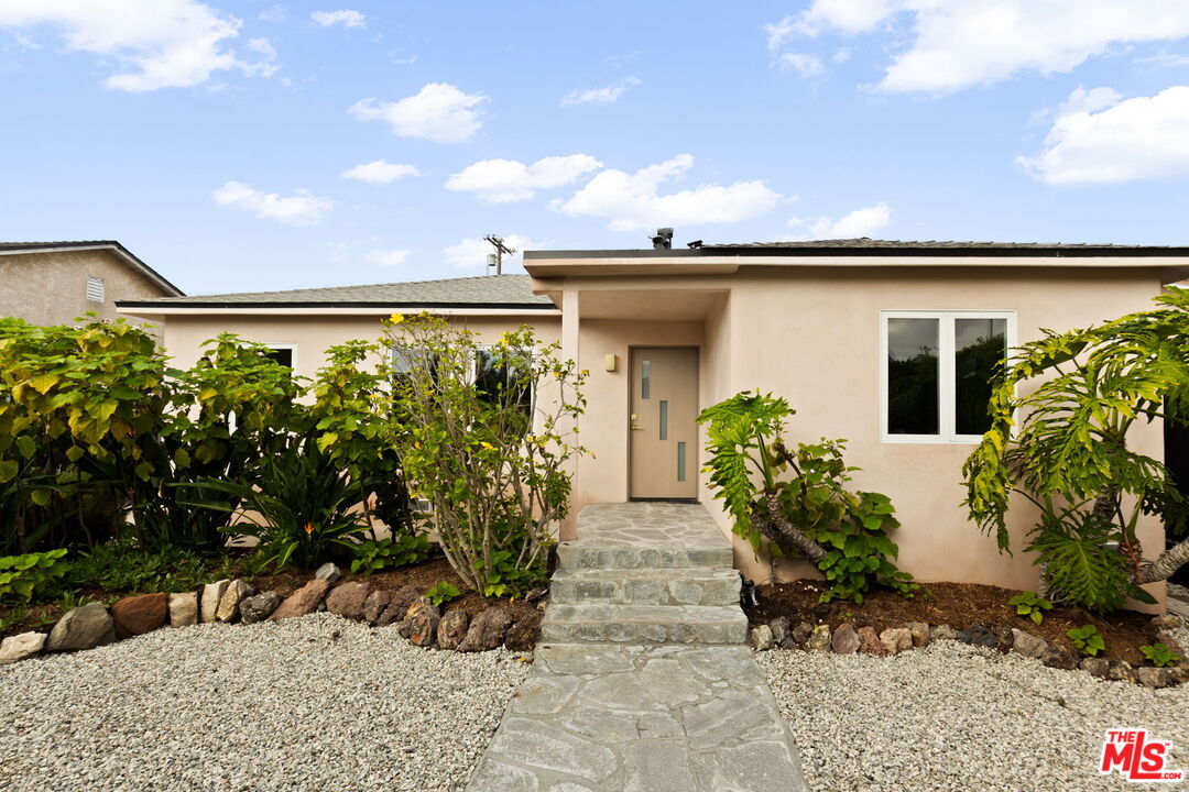 857 Rose Avenue Venice, CA 90291 - Photo 3 of 32 a front view of a house with garden