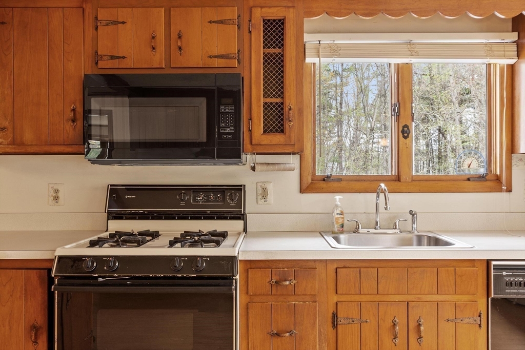 108 Lowell Road Pepperell, MA 01463 - Photo 8 of 34