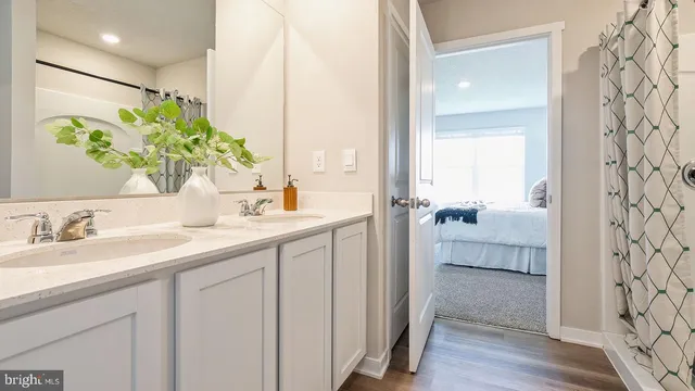 a en suite bathroom with a double vanity sink and mirror