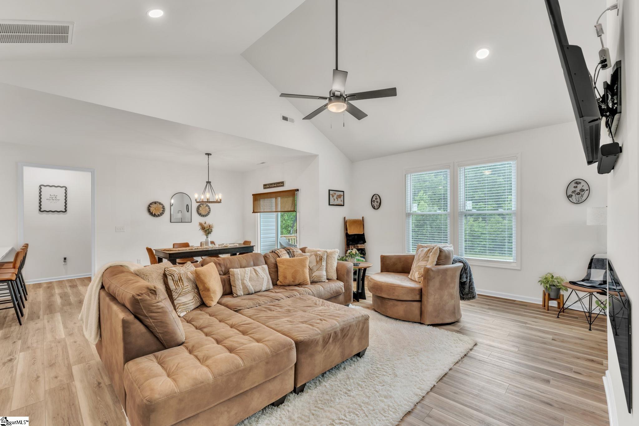 404 Burrell Street Pendleton, SC 29670 - Photo 4 of 33