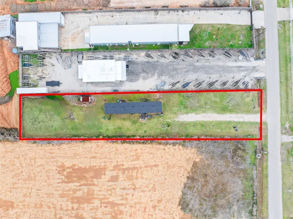 a view of a house with backyard