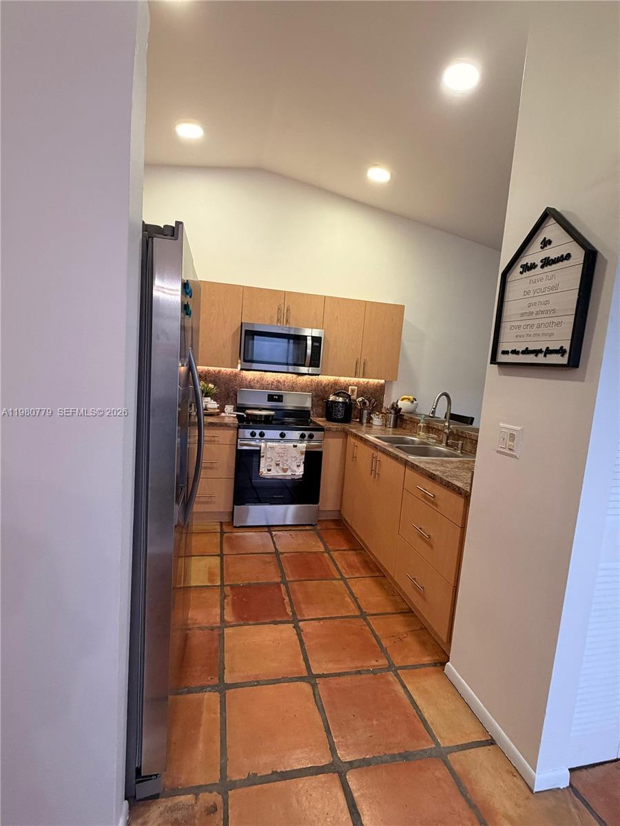 6641 Northwest 174th Terrace Hialeah, FL 33015 - Photo 30 of 47