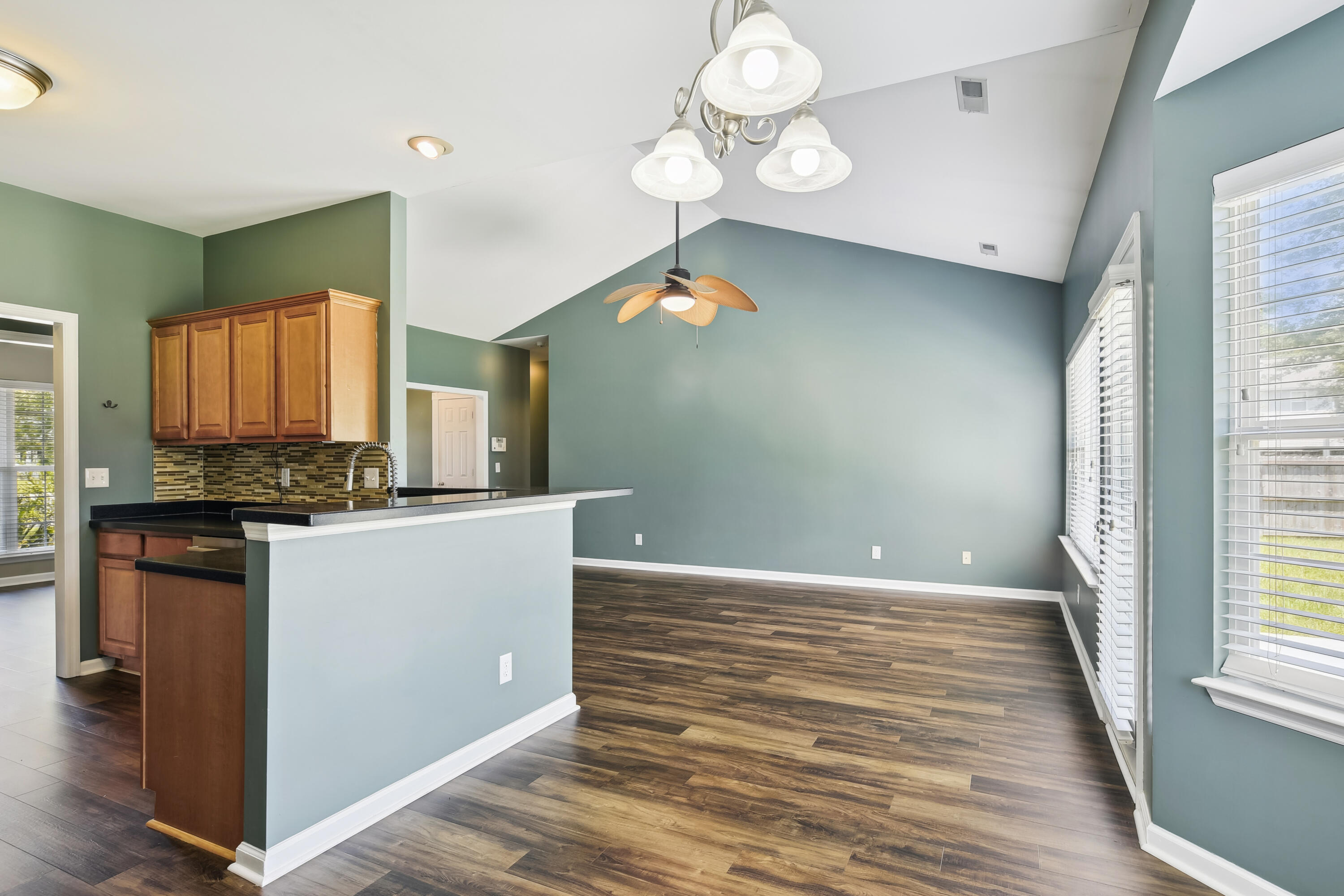 208 Threshing Court Moncks Corner, SC 29461 - Photo 8 of 39 main_level-breakfast_area-dsc6152