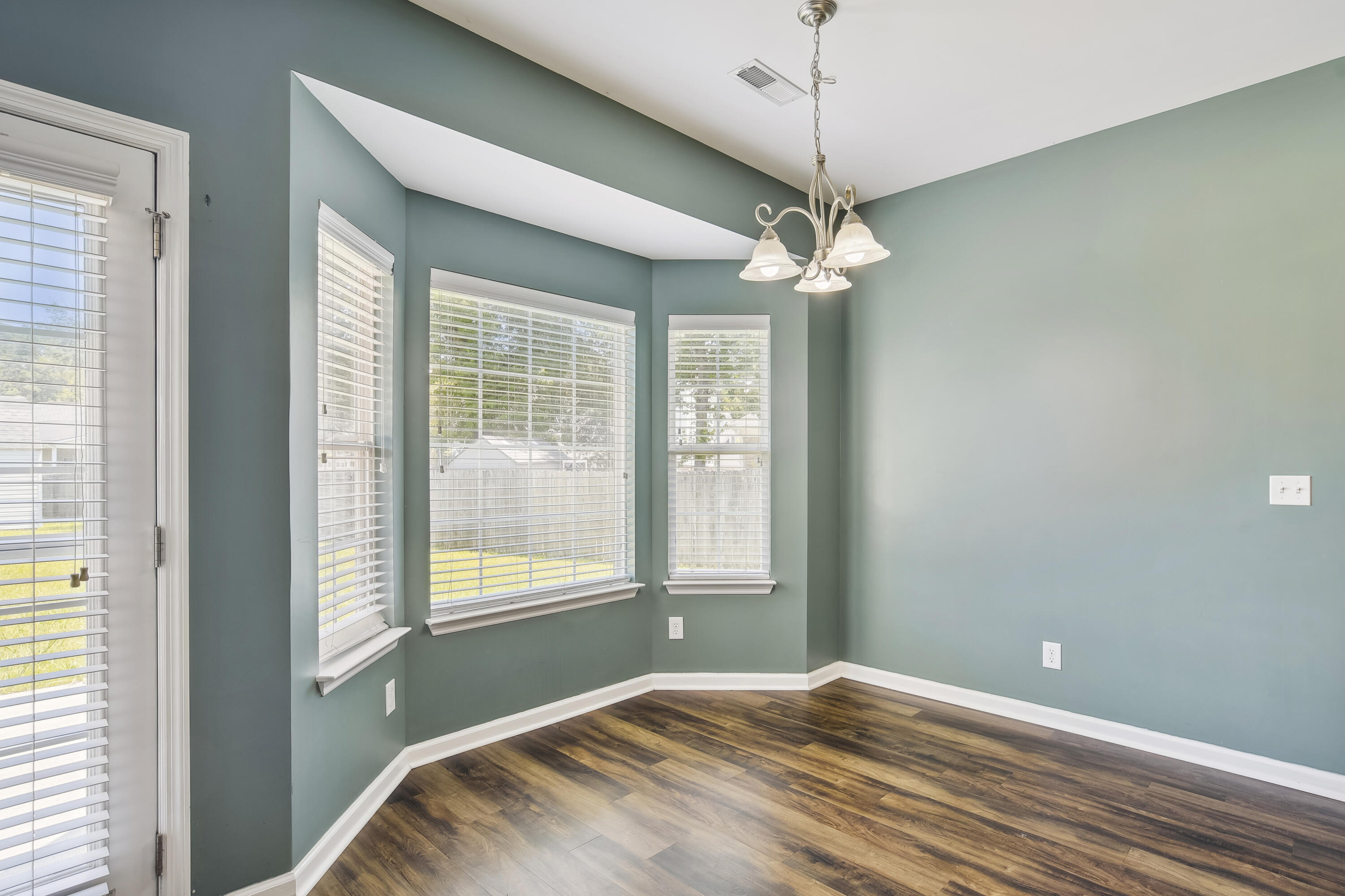 208 Threshing Court Moncks Corner, SC 29461 - Photo 10 of 39 main_level-breakfast_area-dsc6142