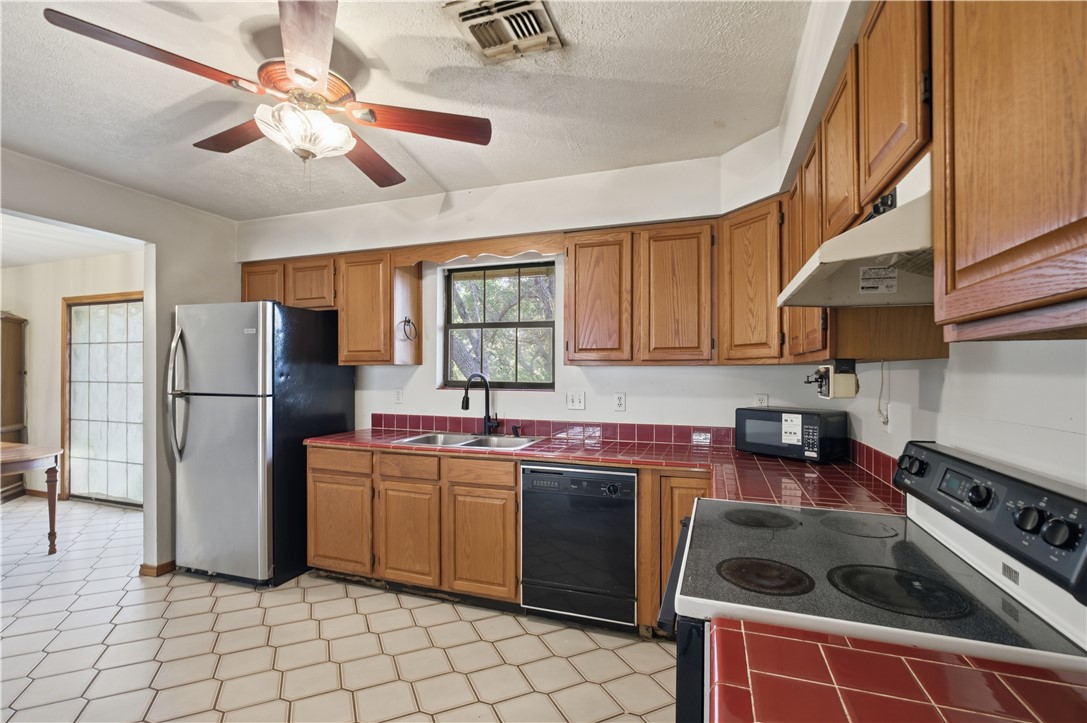 704 Holly Road Rockport, TX 78382 - Photo 11 of 39