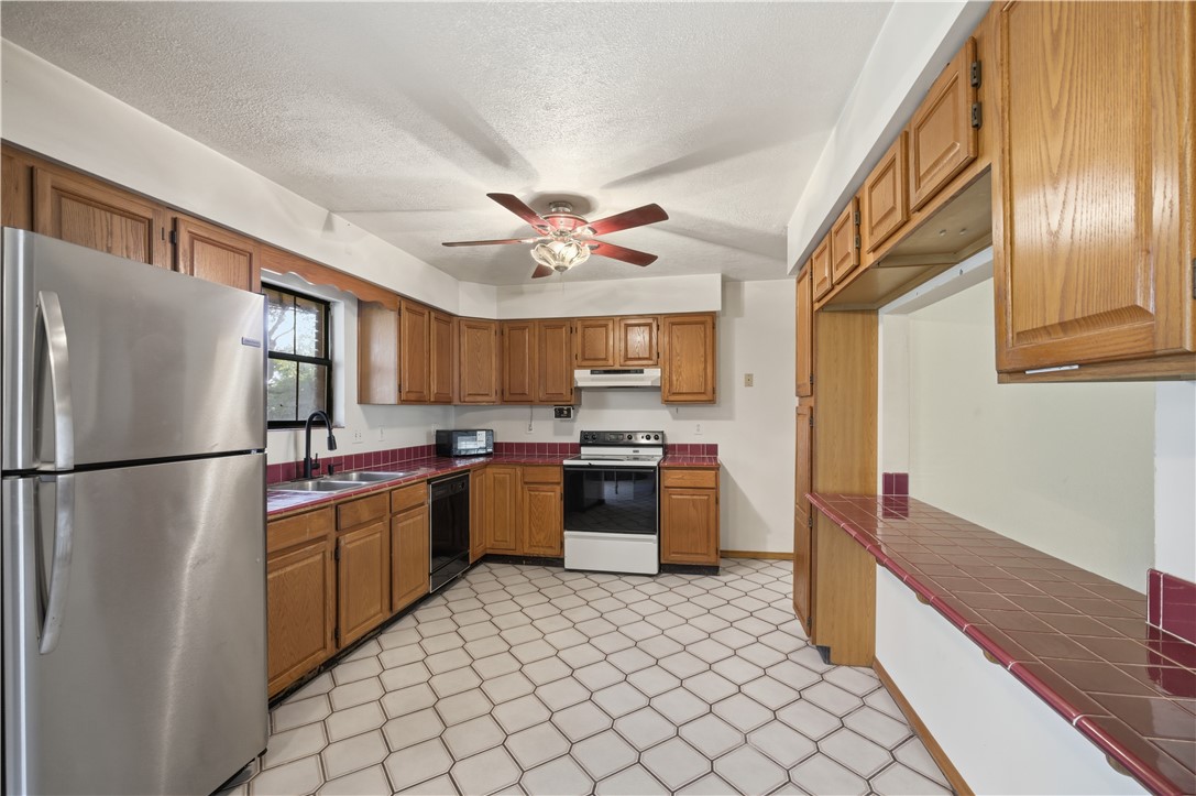 704 Holly Road Rockport, TX 78382 - Photo 9 of 39