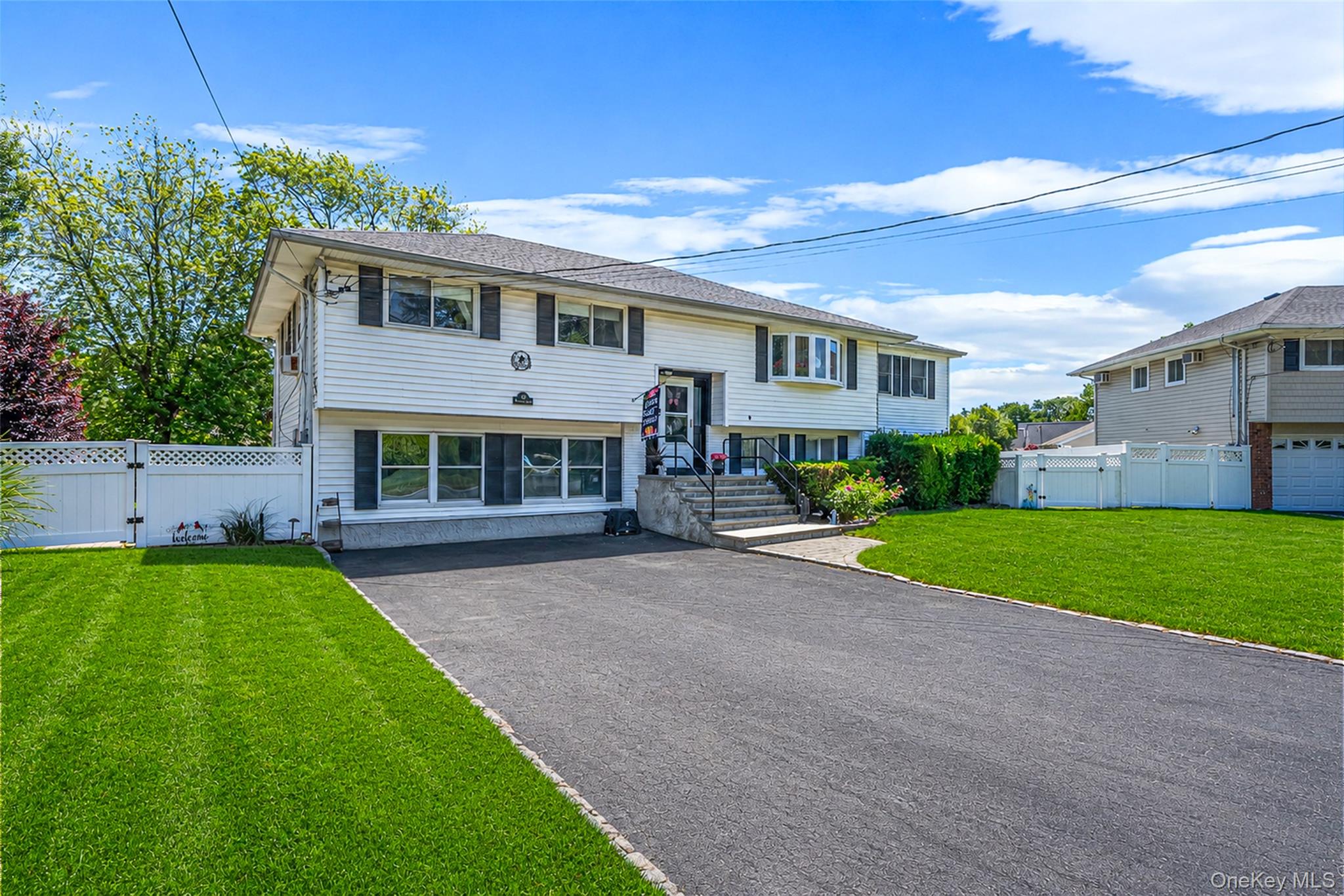 20 Rochelle Court Amityville, NY 11701 - Photo 5 of 43
