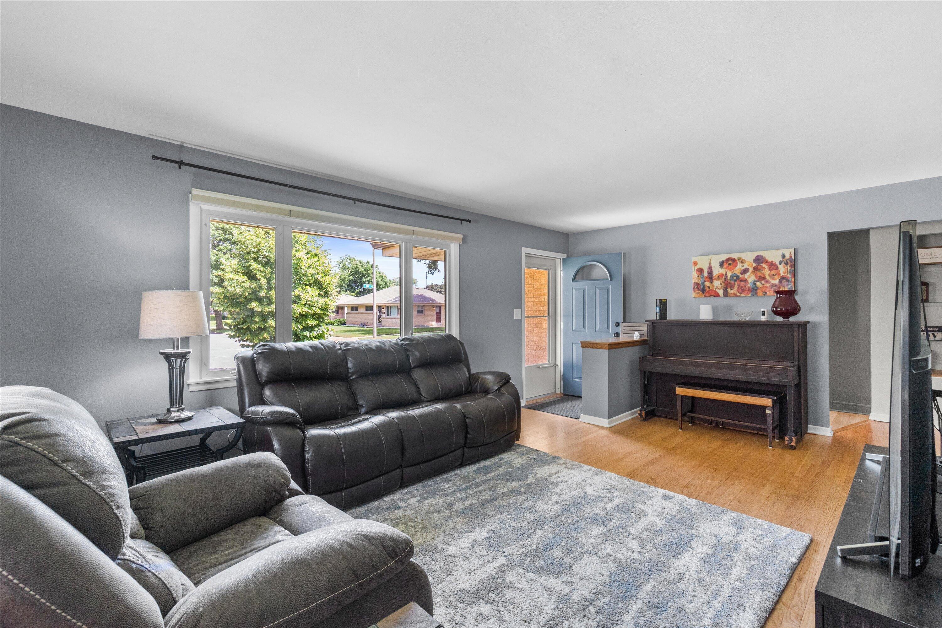 3225 South 80th Street Milwaukee, WI 53219 - Photo 6 of 29 Large living room