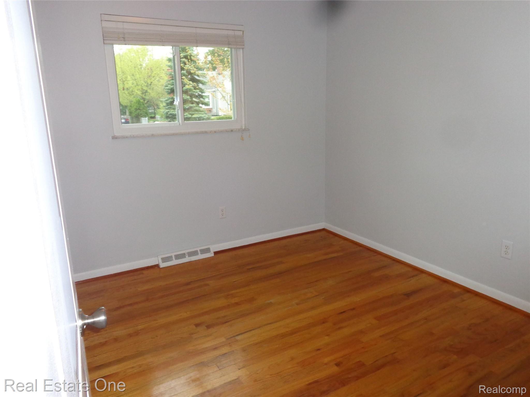 381 Dover Road Waterford, MI 48328 - Photo 10 of 22 3RD BEDROOM.JPG