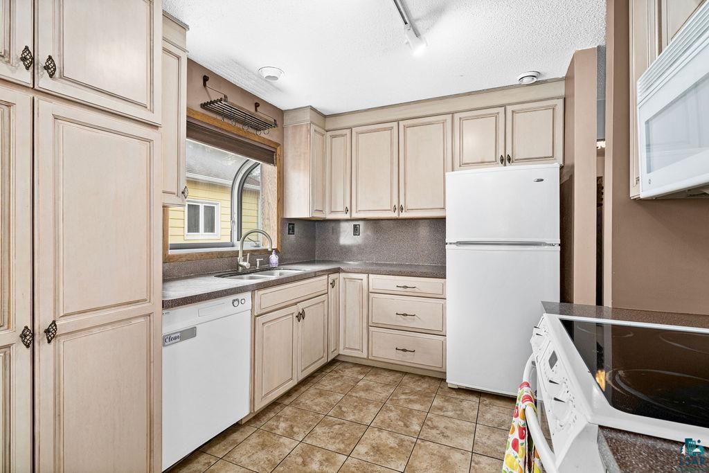 9237 Orchard Street Duluth, MN 55810 - Photo 12 of 44