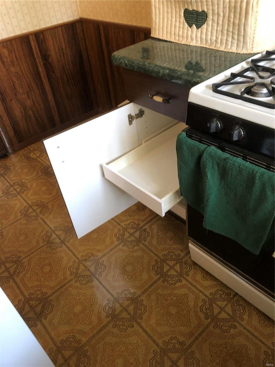 2429 England Town Road St. Louis, MO 63129 - Photo 11 of 42