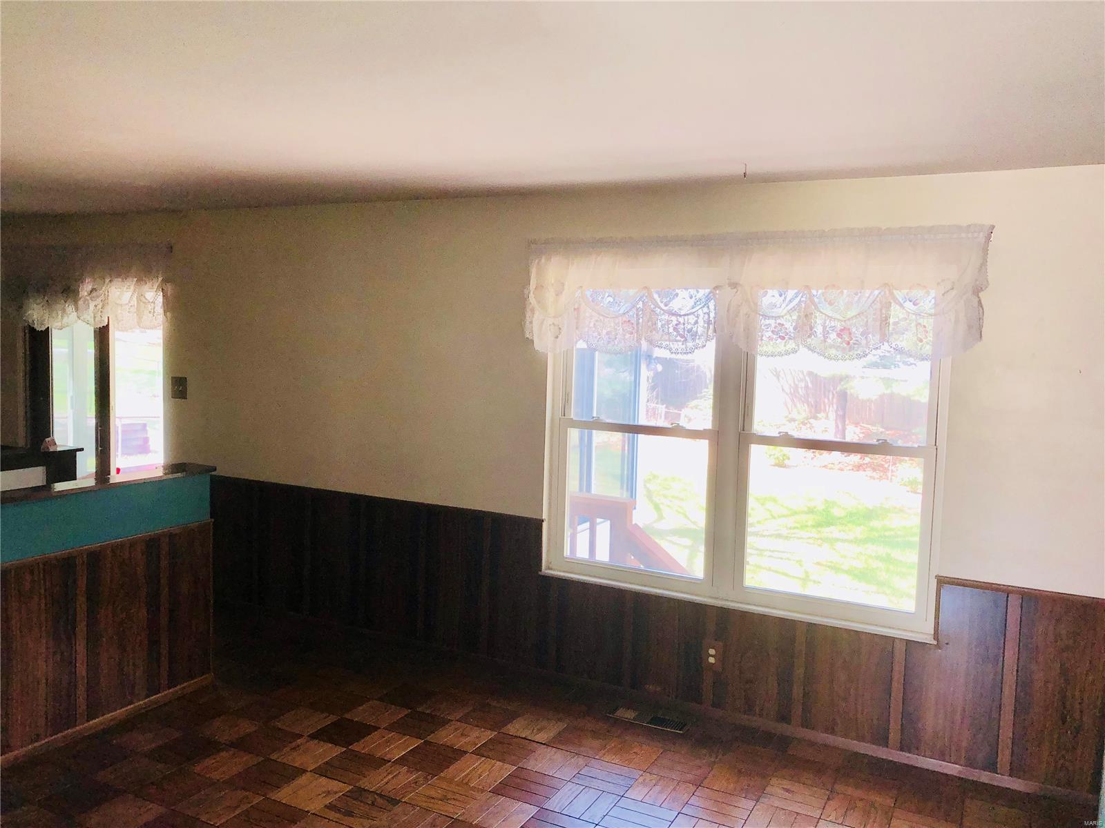 2429 England Town Road St. Louis, MO 63129 - Photo 3 of 42