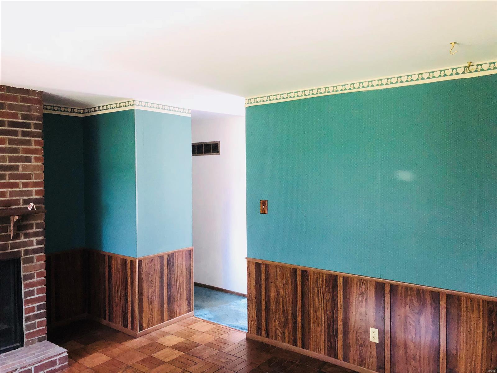 2429 England Town Road St. Louis, MO 63129 - Photo 5 of 42