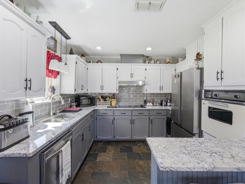 401 Brookhollow Street Decatur, TX 76234 - Photo 9 of 32