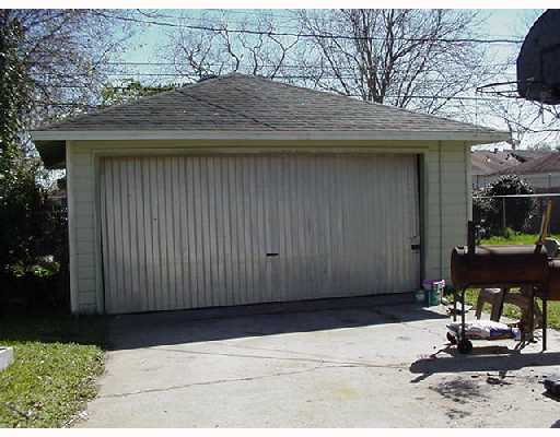 4222 Cott Street Corpus Christi, TX 78411 - Photo 5 of 5 a backyard of a house