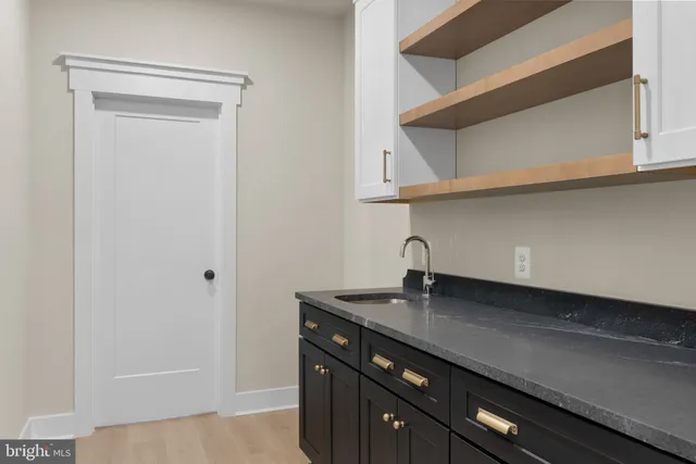 a close view of sink and tap