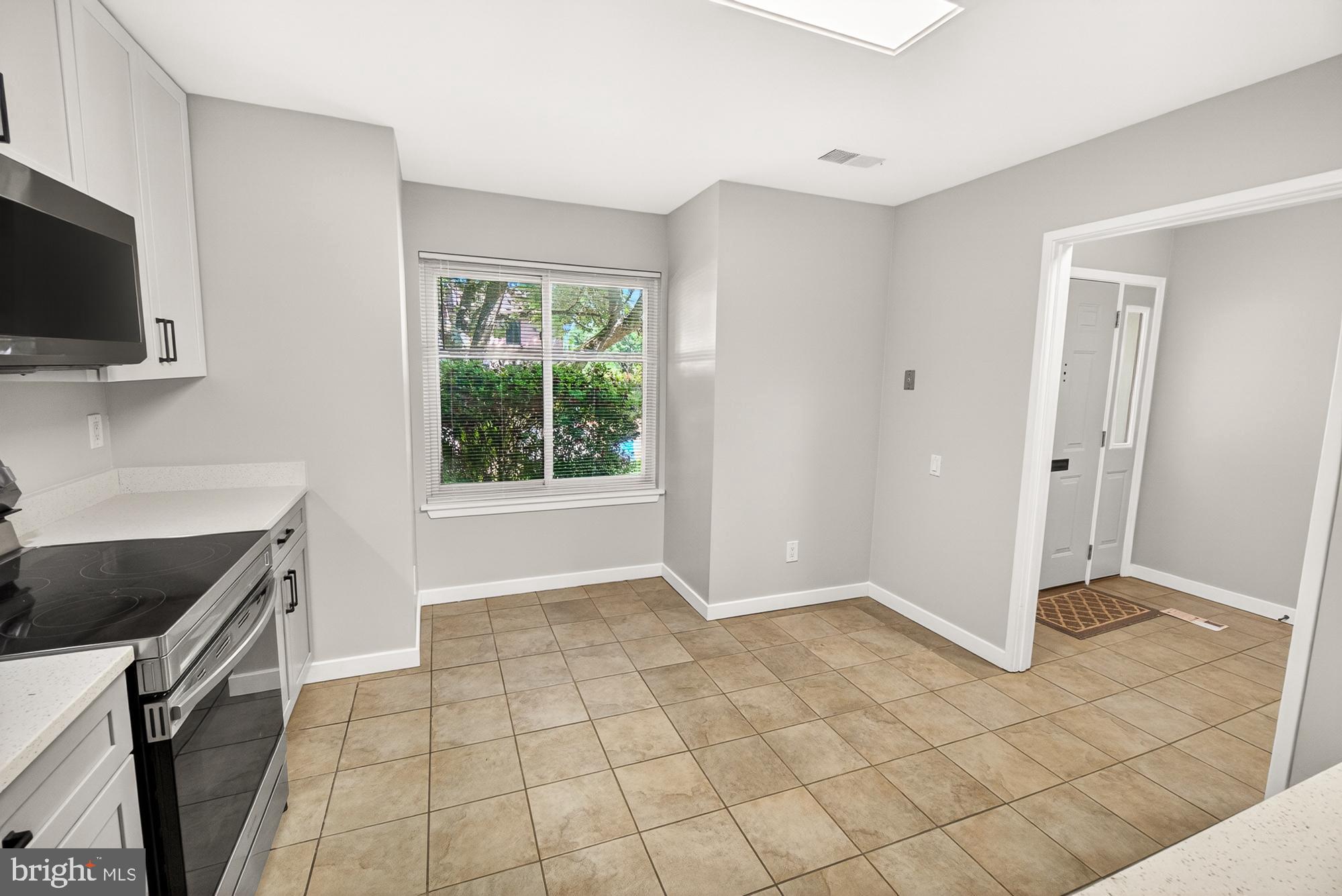 19346 Keymar Way Gaithersburg, MD 20886 - Photo 8 of 41 Big table space