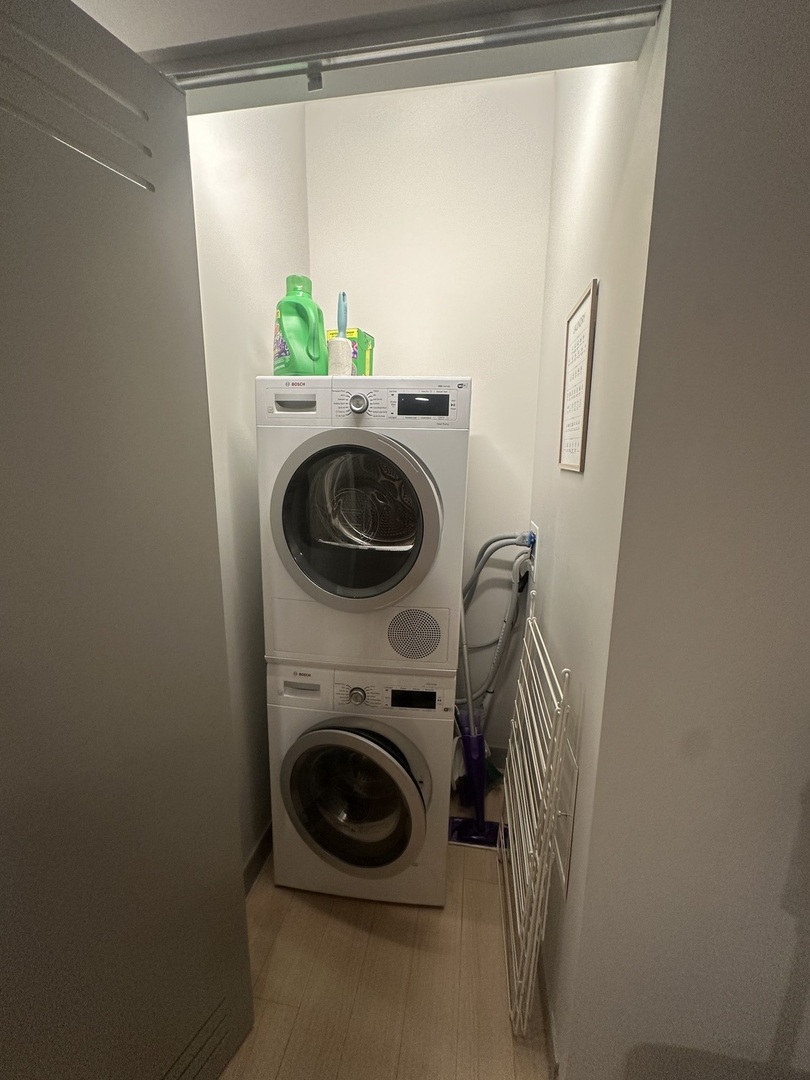 920 North Wells Street, Unit 612 Chicago, IL 60610 - Photo 14 of 14 a utility room with dryer and washer