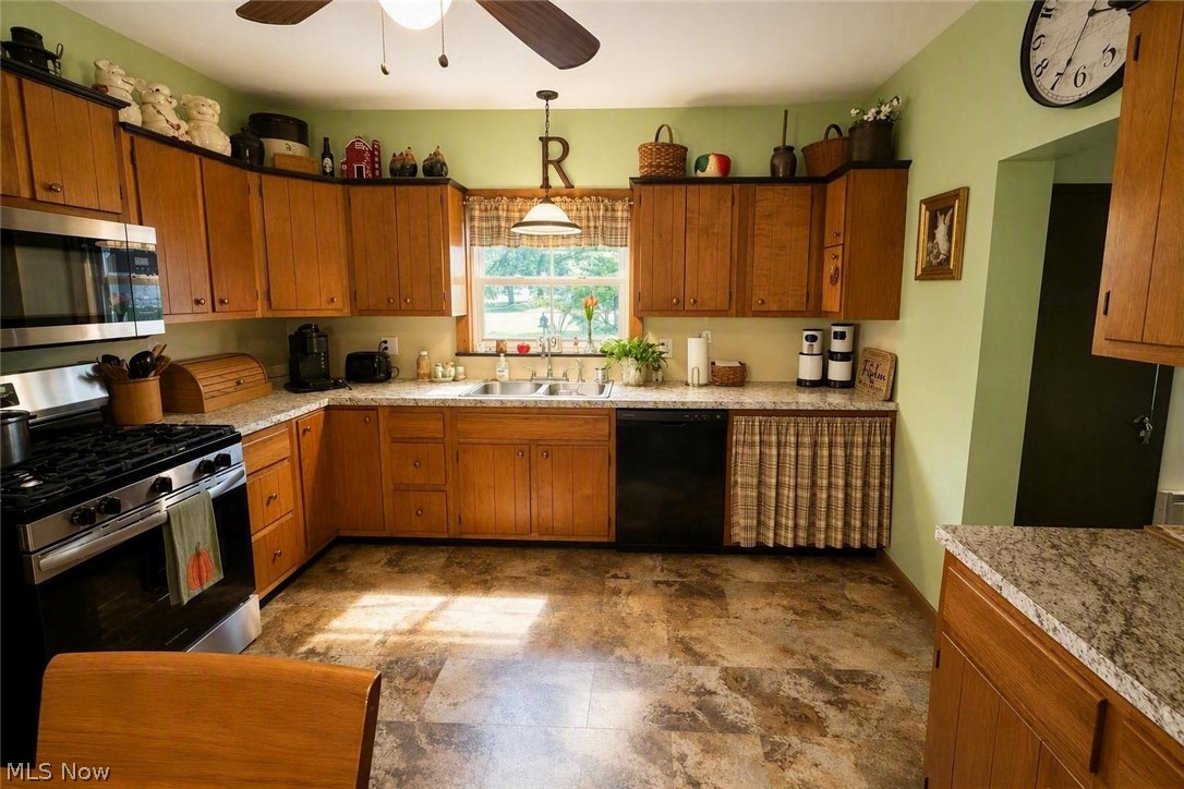 154 Taylor Road Barberton, OH 44203 - Photo 21 of 36 Large open kitchen with lots of counterspace, cabinets and kitchen appliances.